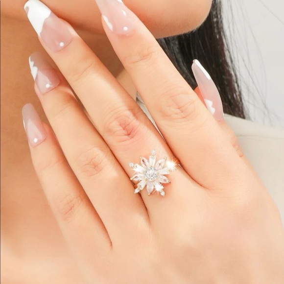 Cubic Zirconia Gold Starburst Ring - Picture 5 of 5